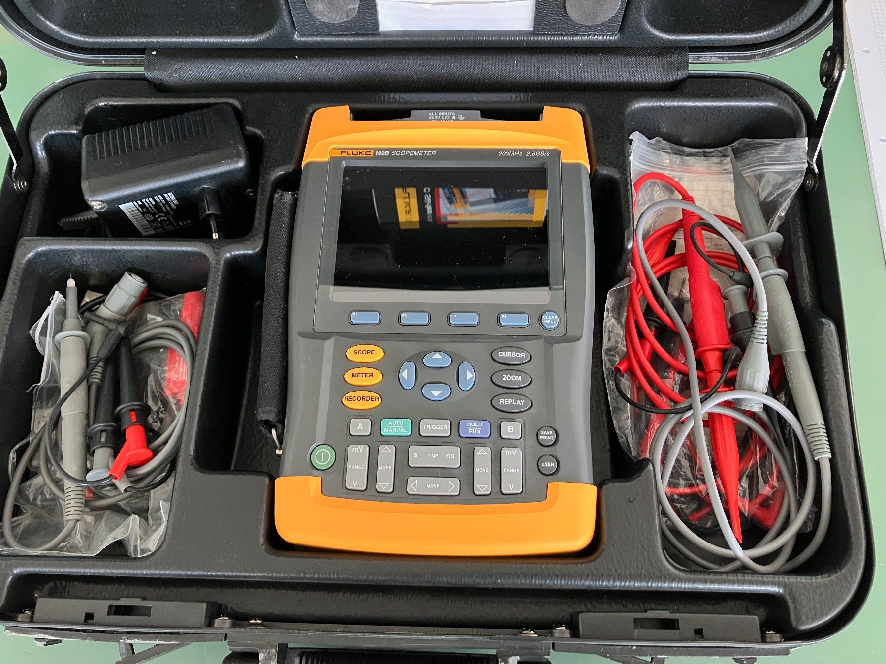 Componenti elettronici: Fluke 199B Scopemeter Messgerät – Usato da Luzern venduto da Cosmonaut 5
