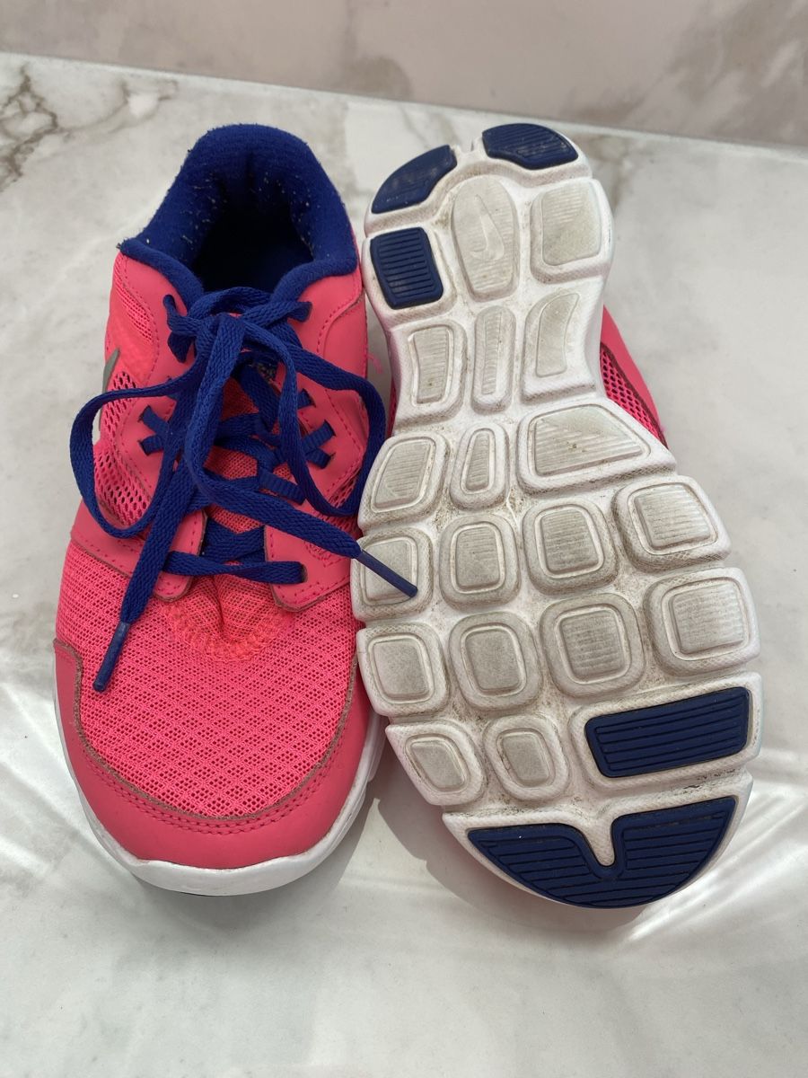 Nike Scarpe per ragazze: Mädchen Turnschuhe von Nike Gr. 36.5 – Usato da Estavayer-le-Lac venduto da Mimmy02 1