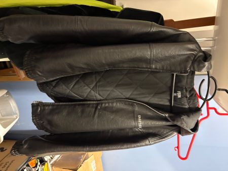 Kunstleder Jacke mit Kapuze