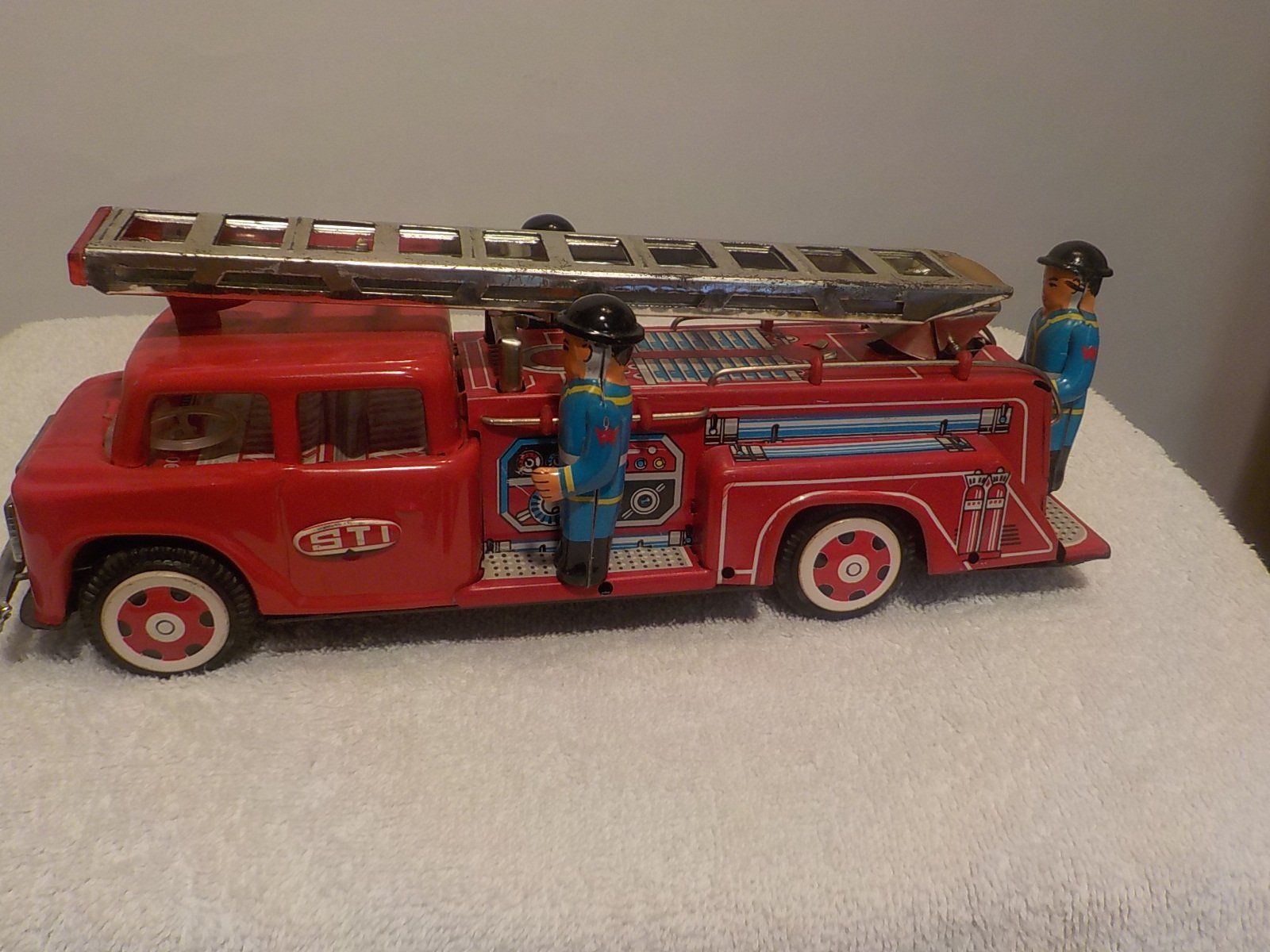 Modellautos: Blechspielzeug Feuerwehr Drehleiter Oldtimer – Gebraucht aus Bülach von Freieck 2