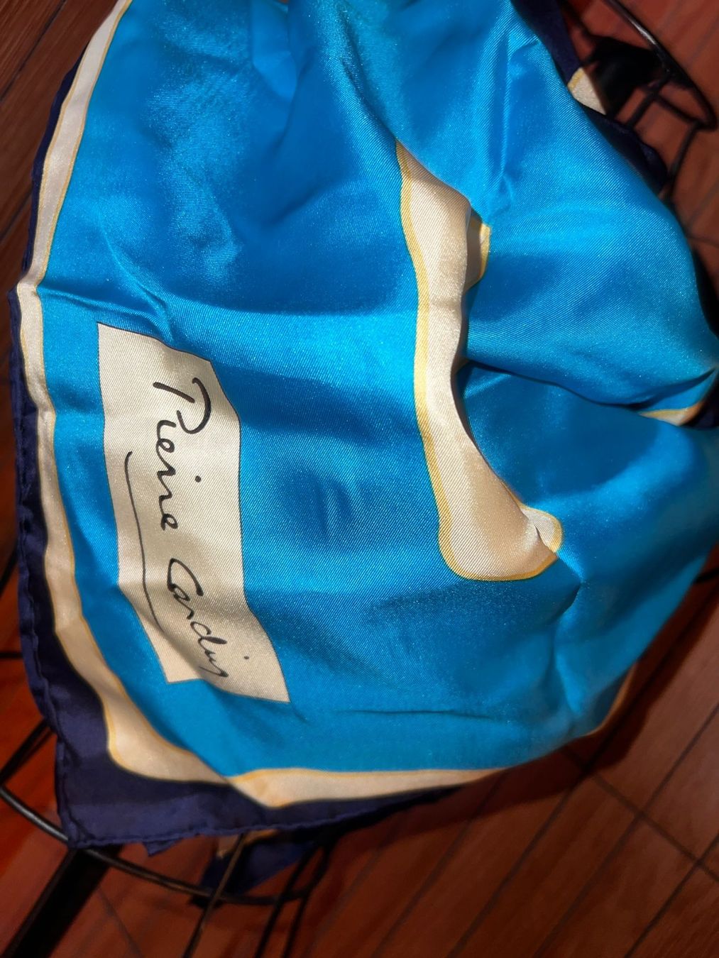 Pierre Cardin Foulard & Sciarpe: PIERRE CARDIN Seidentuch 74x74 Blau Muster – Usato da Winterthur venduto da Dejv 1
