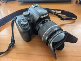 Pentax DSLR Kamera mit Objektiv und Tasche defekt
