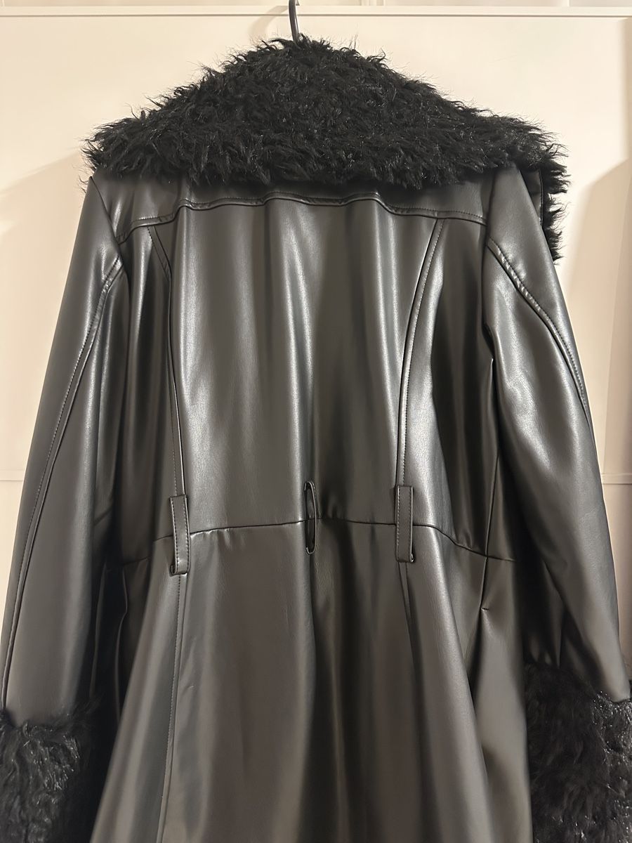 Guess Cappotti: Schwarzer  Guess Wintermantel mit Pelz und Leder. – Nuovo (secondo la descrizione) da Oberurnen venduto da nes_8xqt 6