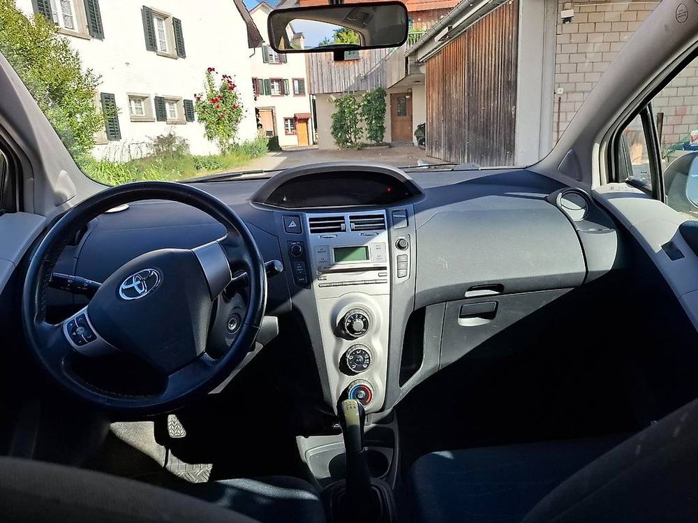 Toyota Automobili: Toyota Yaris, 1.3 16VJG 2006 mit Anhängerkupplung & Dachbox – Usato da Marthalen venduto da ndo01 4