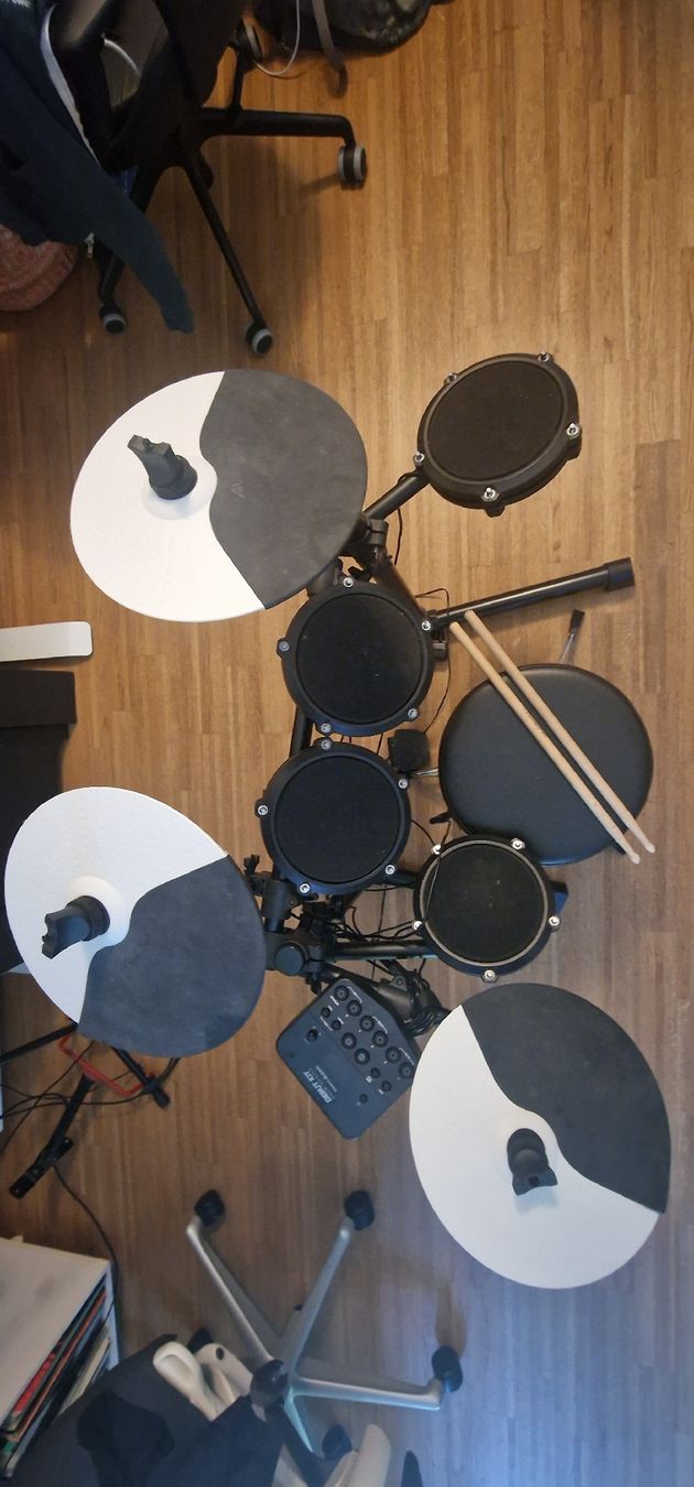 Alesis Strumenti musicali: Alesis Debut Kit Electronic Drum Set Used – Usato da Zürich venduto da joshuabloom