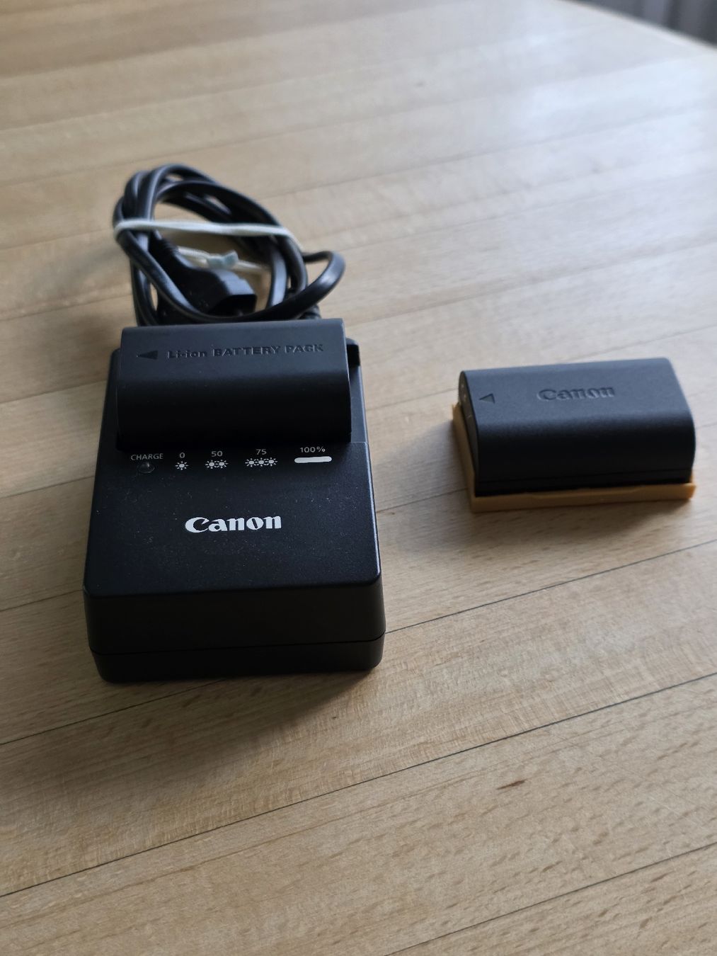 Canon Fotocamera: Canon EOS 70D mit Zubehör – Usato da Bern venduto da Enya1 8