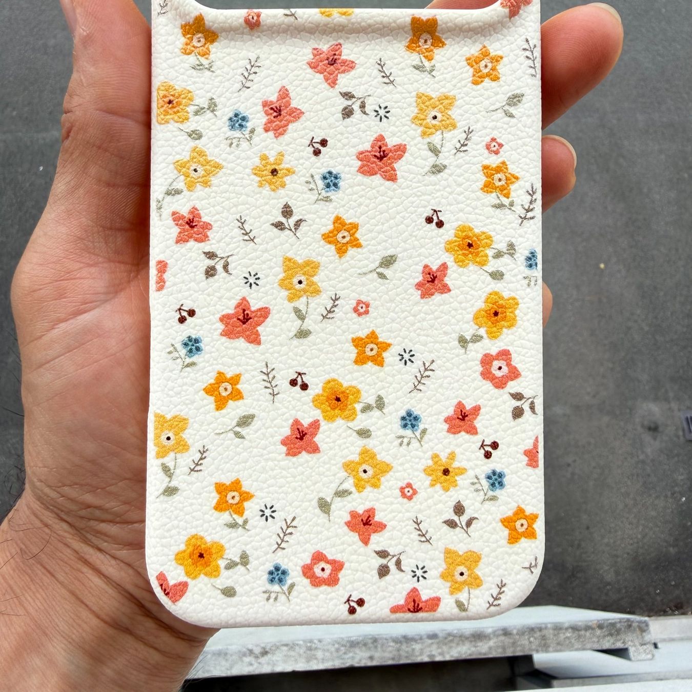 Apple Cover & Protezioni schermo: Coque iPhone 17 Pro Max motif floral blanc – Nuovo e nell'imballaggio originale da Thônex venduto da Suisse.Shopping 3