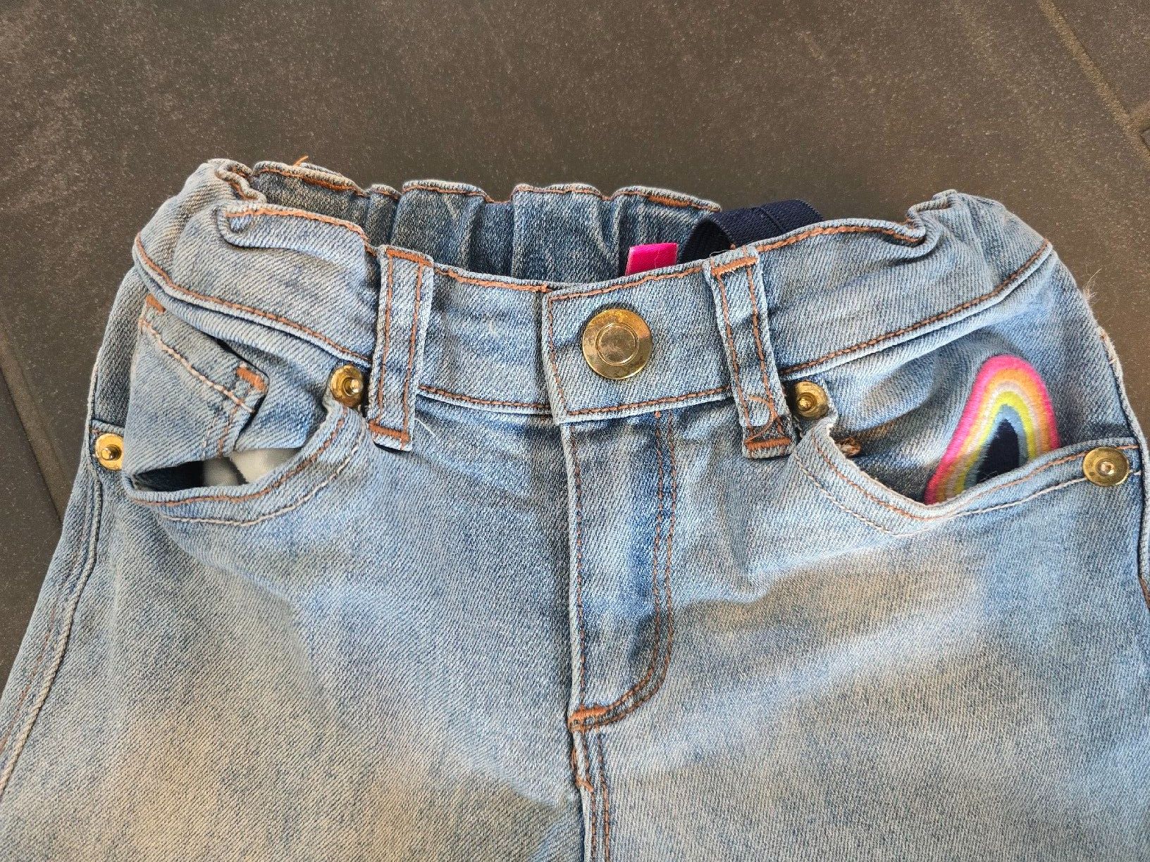 Pantaloni: Mädchen Jeans Gr. 104 mit Regenbogen  Motiv – Usato da Unterentfelden venduto da Panda-87 1