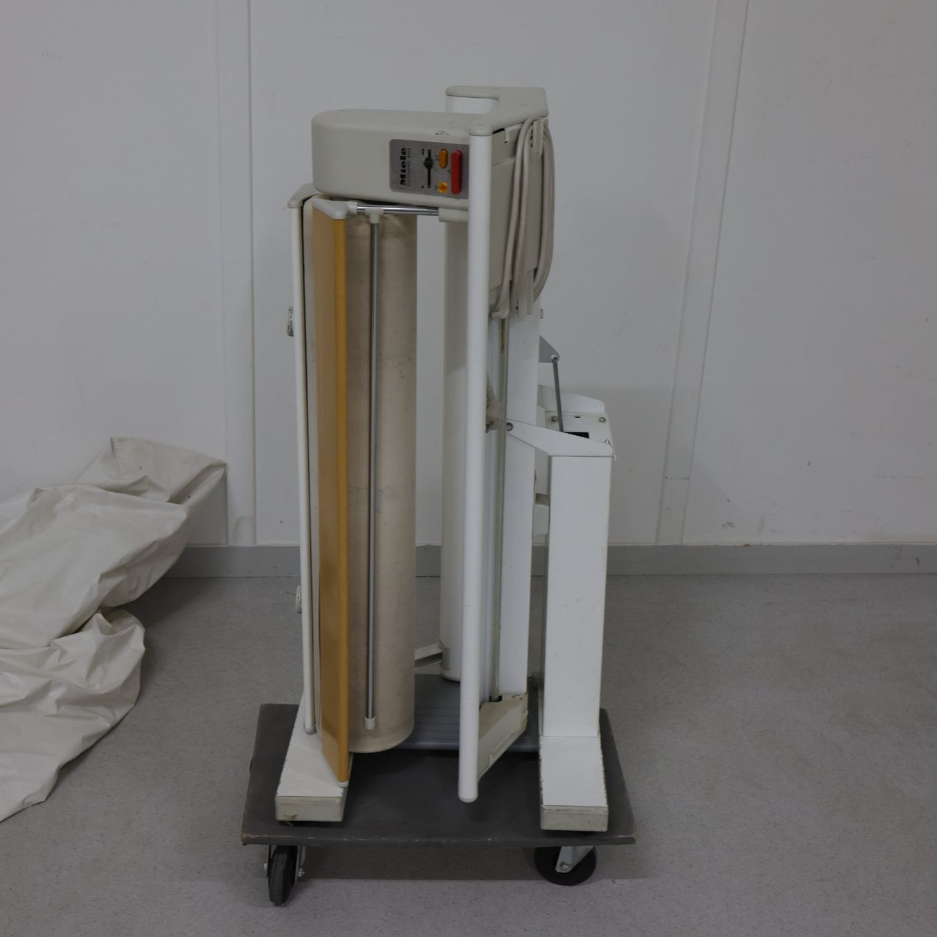 Miele Ferri da stiro: Miele B864 Bügelmaschine – Usato da Volketswil venduto da brockipfannenstil