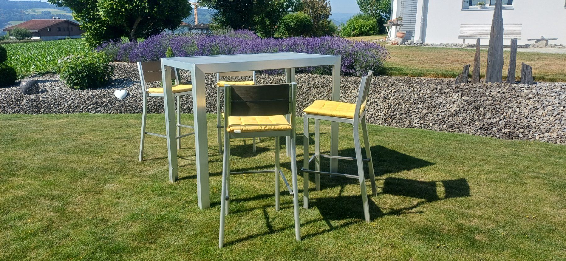 Set de table et chaises: Bartisch mit 4 Stühlen / Gratis – D'occasion à St. Erhard par ton_7nhs