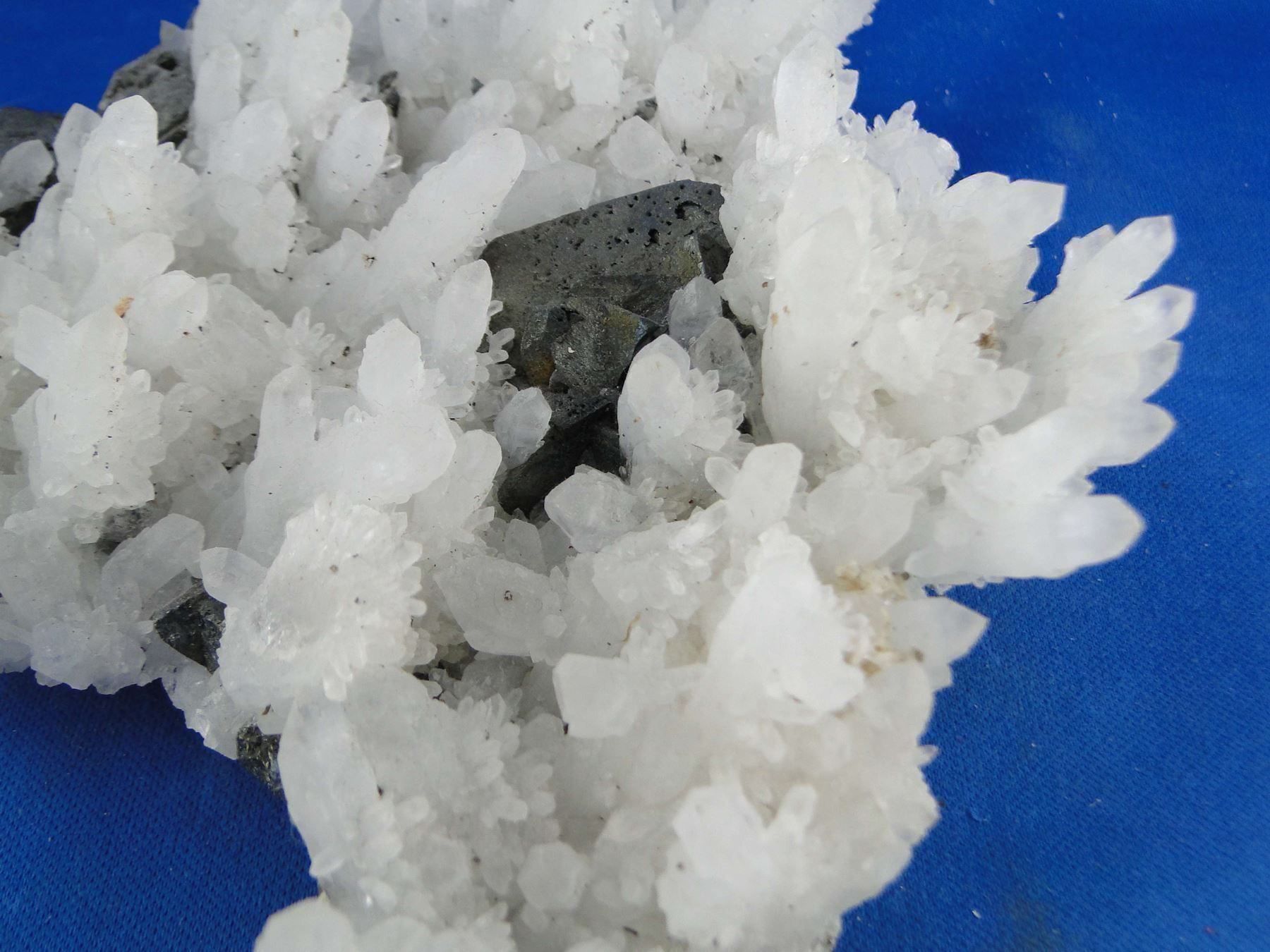 Mineralien & Heilsteine: Bergkristall mit Tetrahedrit – Gebraucht aus Schinznach Bad von Demerald 6