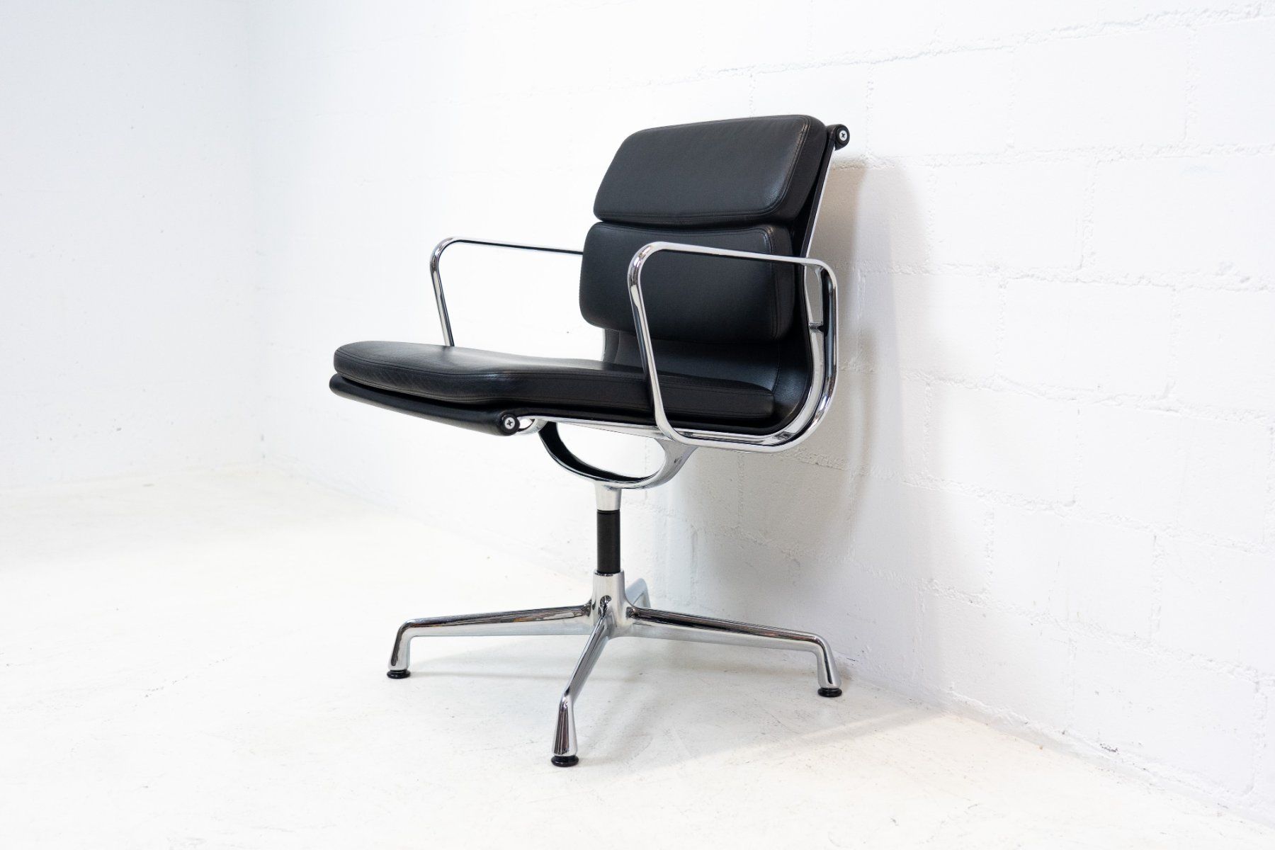Vitra Sedie: Vitra Eames Aluminium Chair EA 208 Leder Nr. 3 – Usato da Schaffhausen venduto da Studio-Ara 5