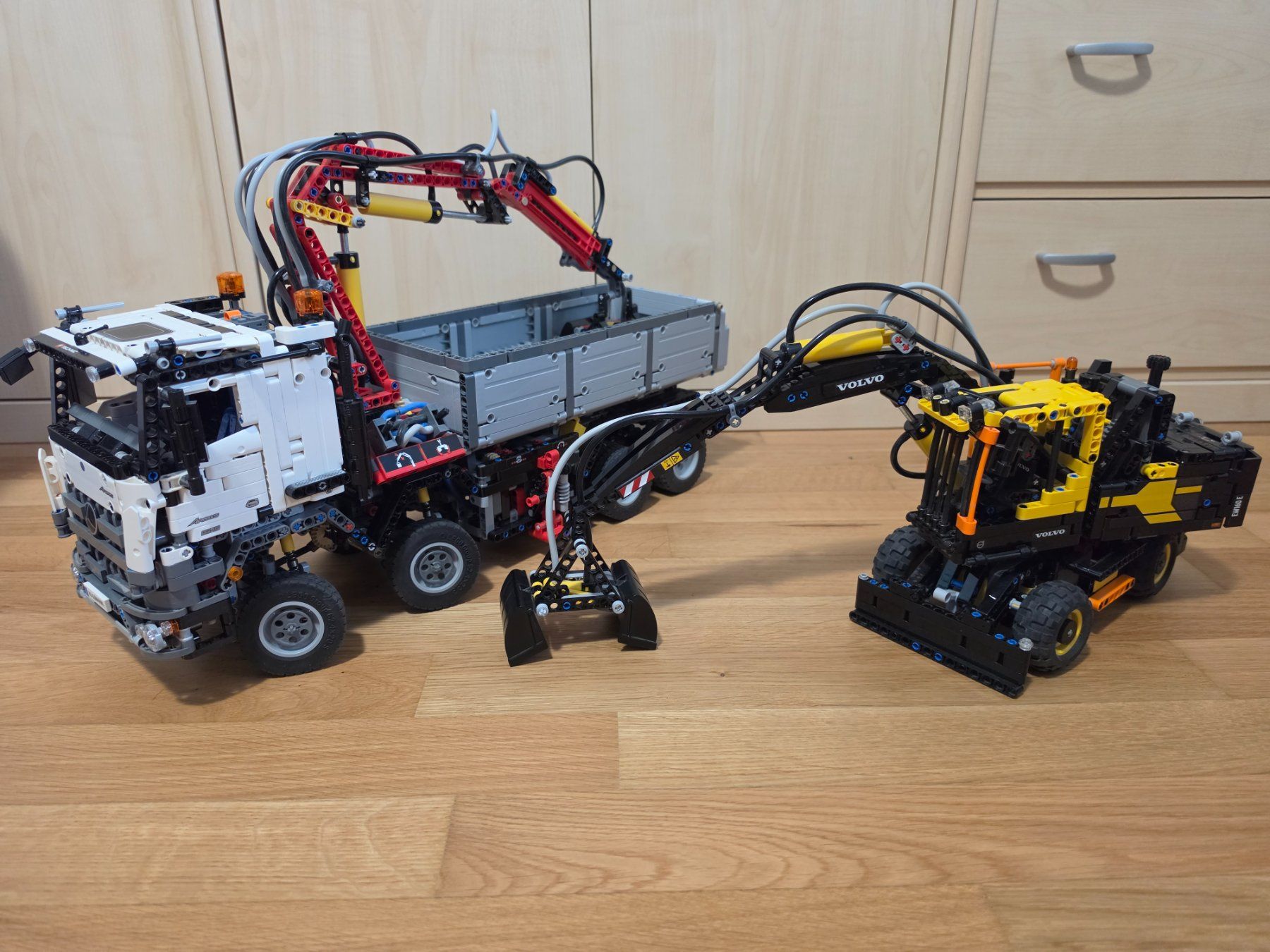 Lego Giocattoli: Lego Technic Mercedes Arocs und Volvo Bagger – Usato da Felben-Wellhausen venduto da REALLIFE20