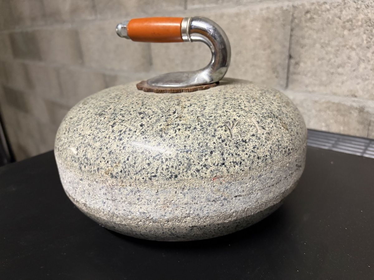 Pietre & tegole: Authentique pierre de curling vintage en granit – Usato da Conthey venduto da Cathlouz