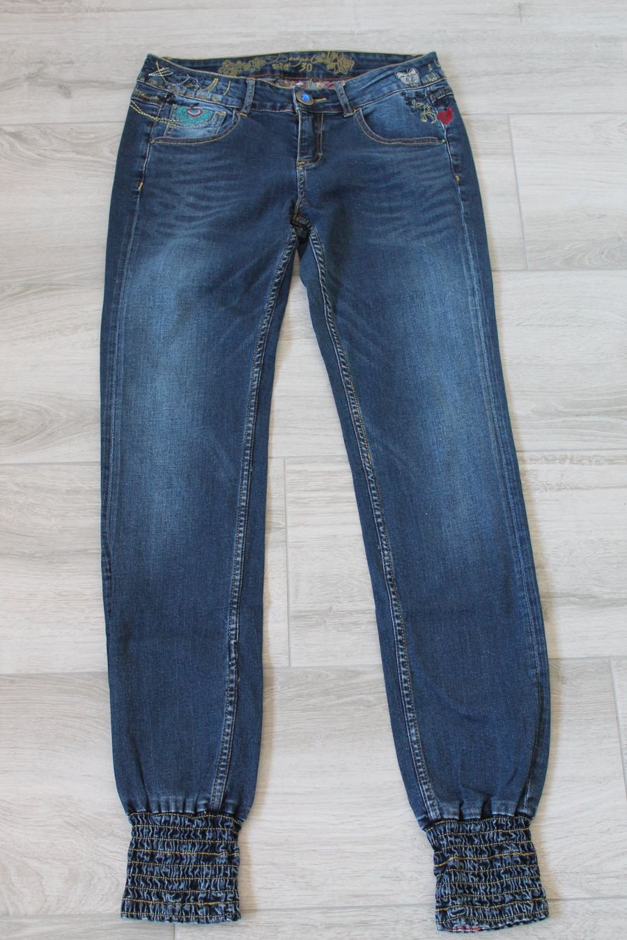 Desigual Jeans: DESIGUAL Jeans taille 30 – Gebraucht aus Chez-le-Bart von jasse