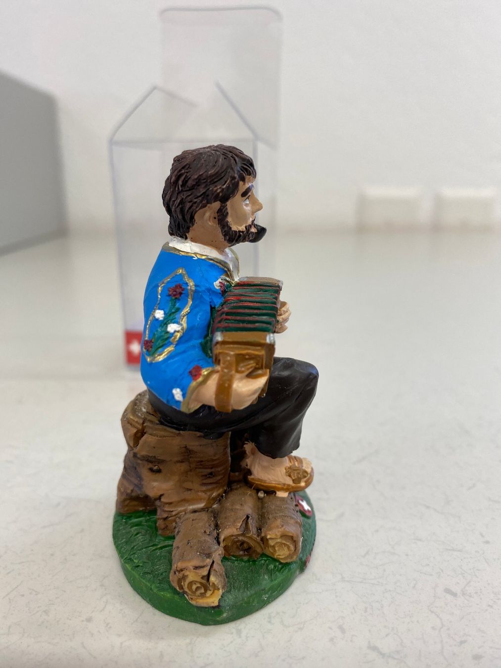 Statuette: Schweizer Souvenir Figur, Älpler mit Handorgel, Backpfeife – Usato da Niederhelfenschwil venduto da Chleeblatt1938 1