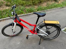 Kinderfahrrad Woom 4 rot 20 Zoll mit Gepäckträger