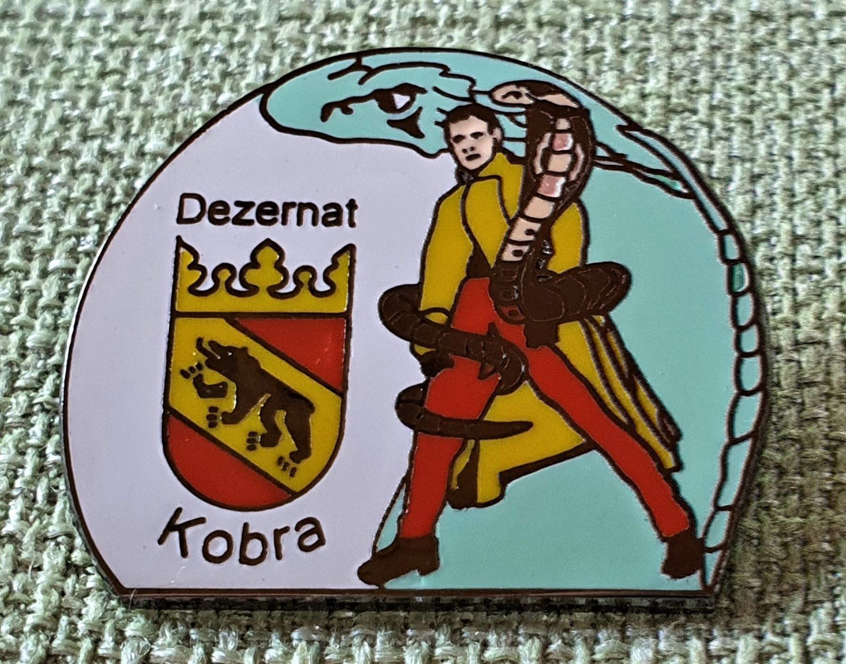 Placchette & Badge: E262 - Pin Polizei Dezernat Kobra Bern – Usato da Reinach BL venduto da Boston-Verkauf