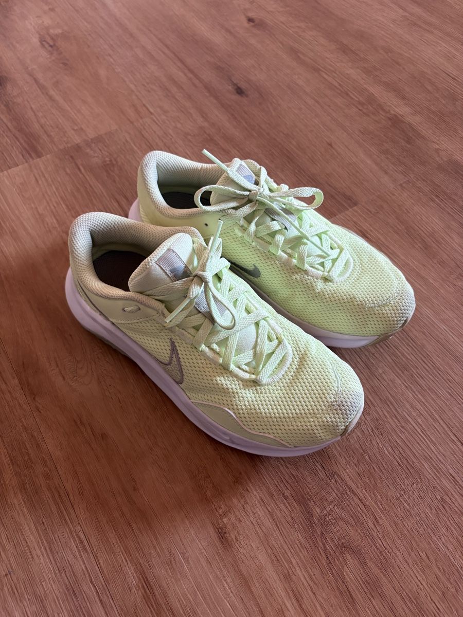 Nike Scarpe da donna: Nike Laufschuhe Gr. 36.5 – Usato da Lützelflüh-Goldbach venduto da Jungle_Julia