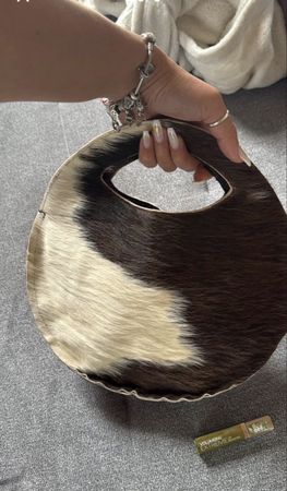 Stylische runde Tasche aus echtem Kuhfell