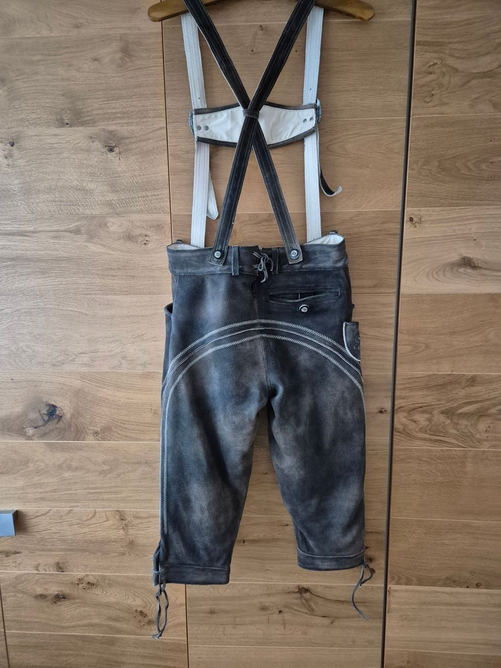 Pantalons: Lederhose mit Hosenträger – D'occasion à Spiez par geminus 2