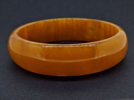 Geschmacksvoller Armreif mit Bernstein-Design