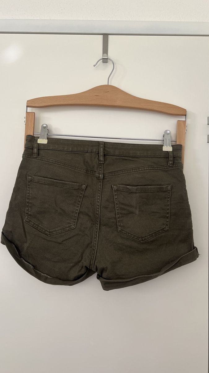 H&M Pantaloni: H&M Shorts Khaki – Usato da Wermatswil venduto da Jara.a.s 2