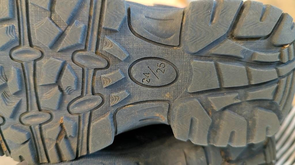 Scarpe per ragazzi: TCHIBO Winterschuhe d'blau Gr.24/25 – Usato da Seuzach venduto da louisa. 1