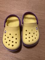 Crocs Clogs / Badeschuhe / Sandalen, Gr. 22/23, Gelb/Lila 