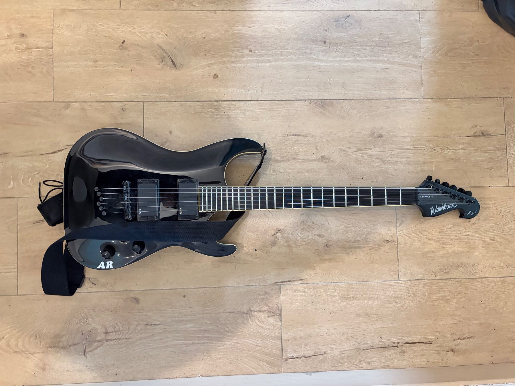 Washburn Strumenti musicali: Diverses guitares – Usato da Martigny venduto da Thy1 2