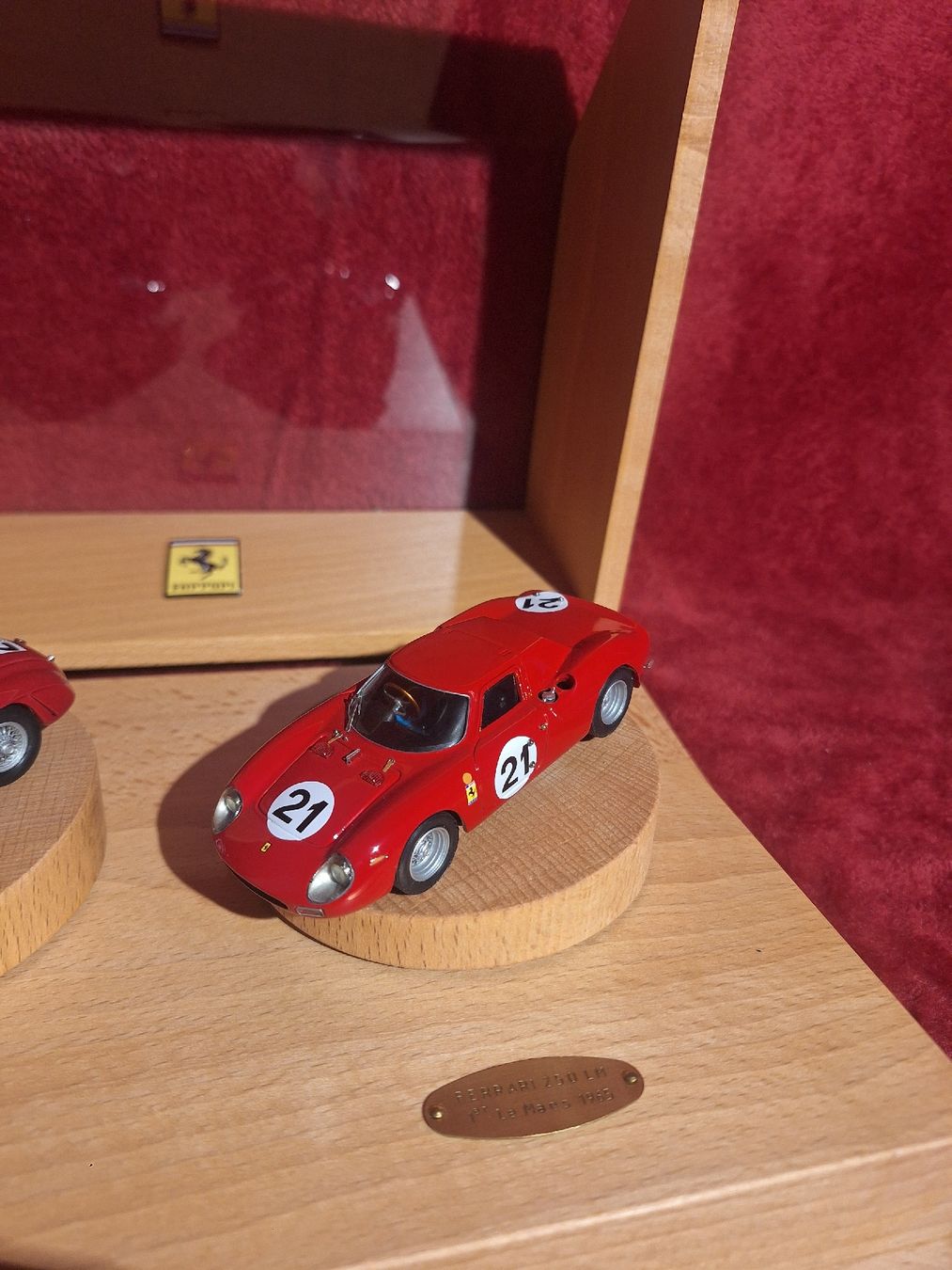 Ferrari Modellini d'auto: Ferrari Le mans AMR Vitrine – Usato da Menzingen venduto da jon_kny7 3