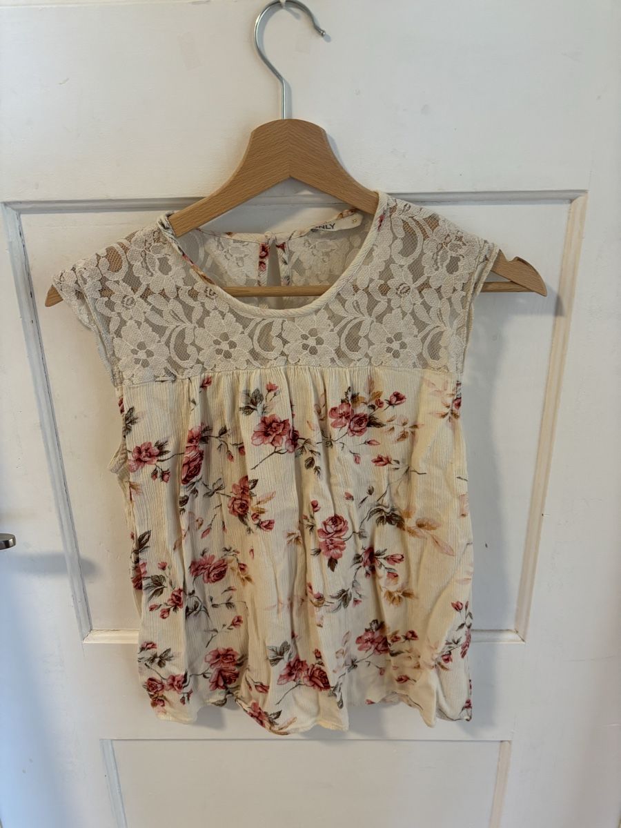 Only Camicette: Only Top, Grösse 36, Blumenmuster und Spitze – Usato da Pfaffnau venduto da Celi77777