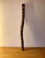 Didgeridoo mit handgeschnitzten australischen Tiermotiven