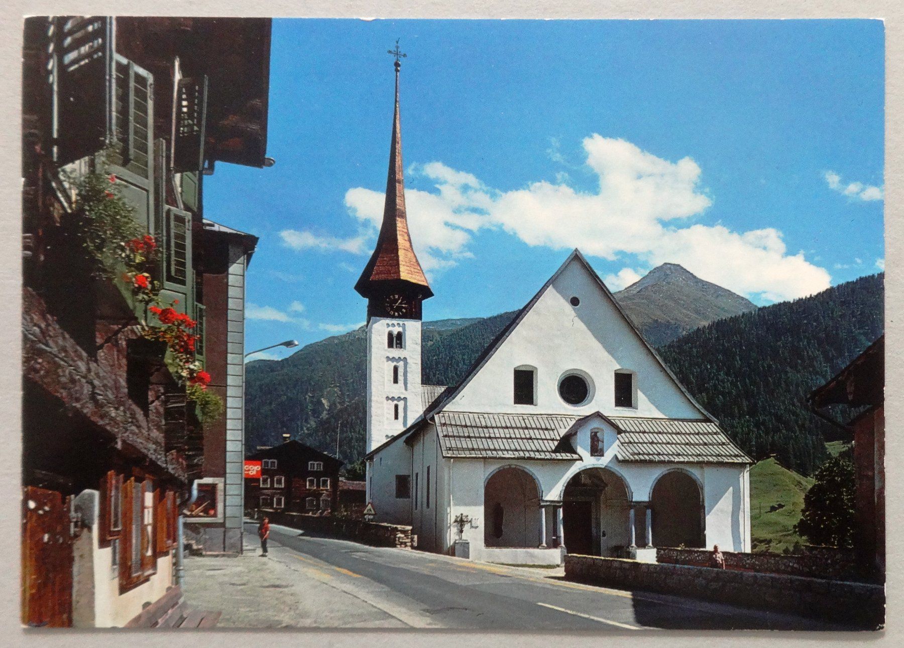 Ansichtskarten: Münster 1356 m, Dorfstrasse mit Kirche – Gebraucht aus Fétigny von Billy2miny