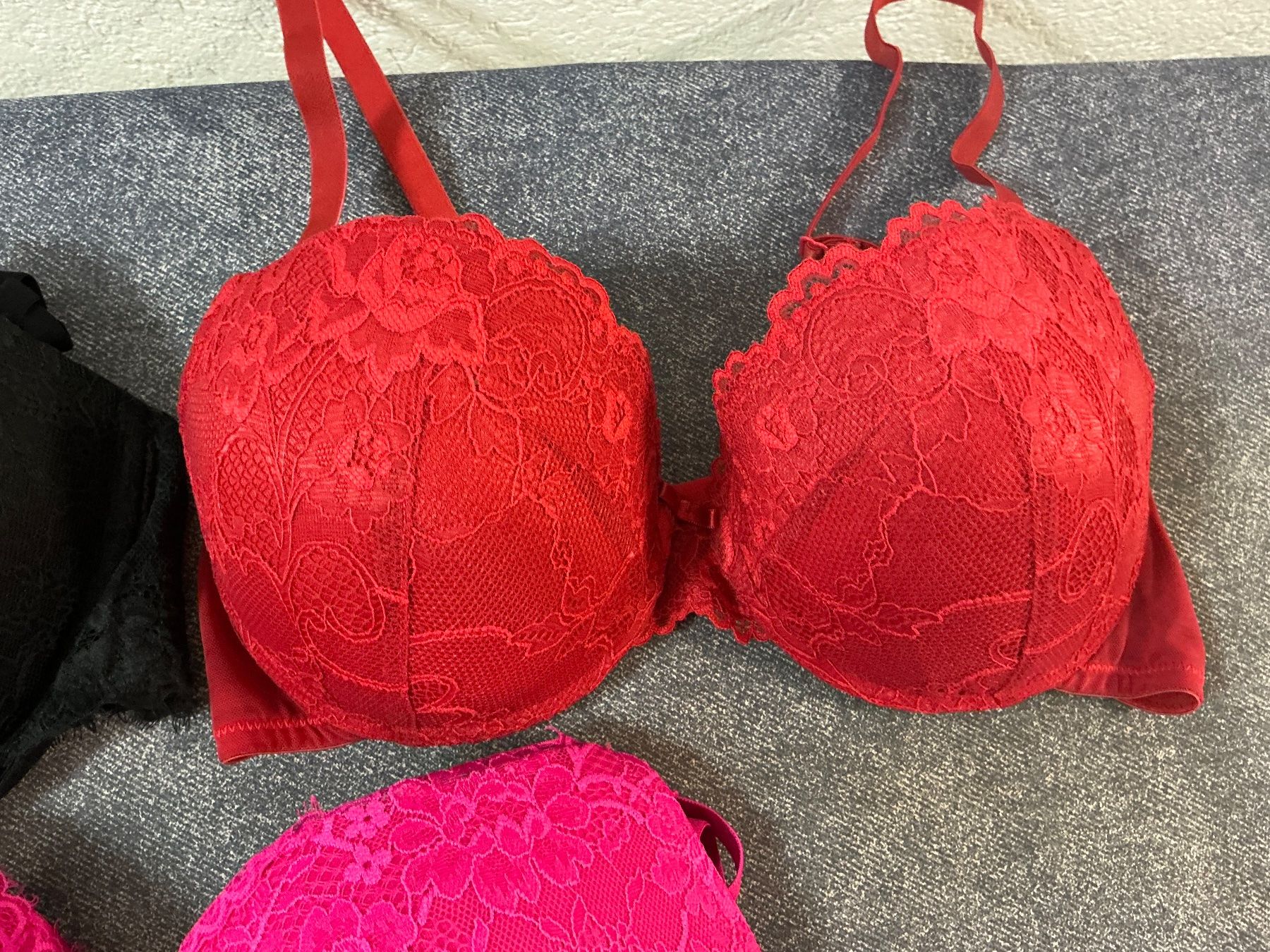 Altra biancheria intima: 3 BHs mit Spitze, verschiedene Farben, Grösse 80C – Usato da Würenlos venduto da Tina48 1