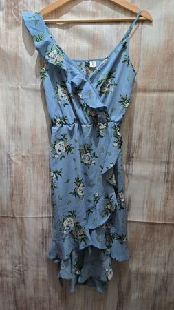 🎉 H&M Sommerkleid - 34 - Hellblau Floral im Vokuhila-Stil