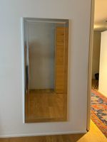 Schöner grosser Wandspiegel mit verchromten Rahmen