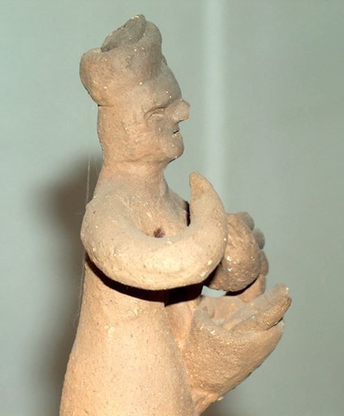 Figuren: Weibliche Terracotta- Figur (Nr. 2) mit Korb – Gebraucht aus Geroldswil von ARTEFACTO 1