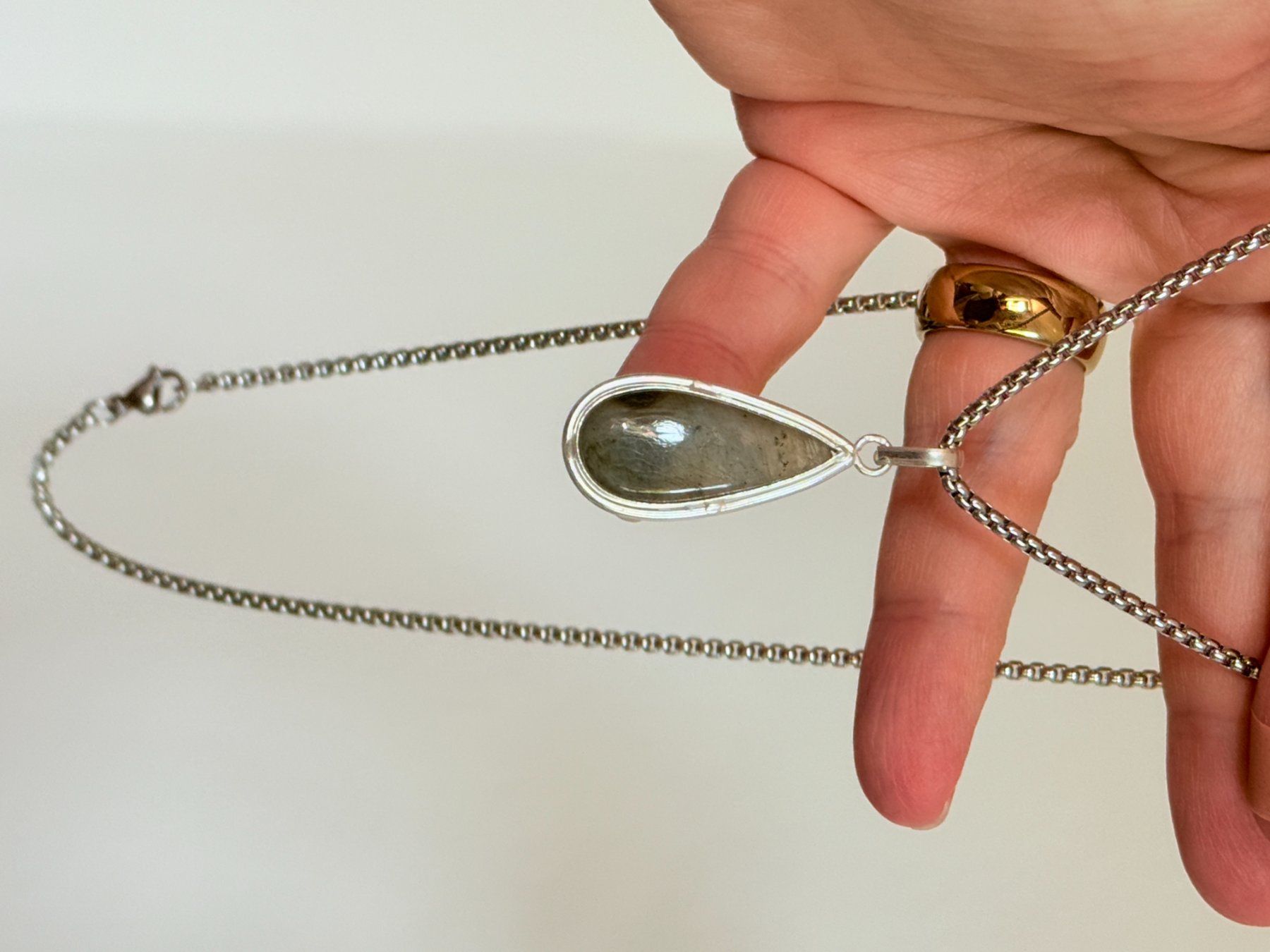 Ketten: Collier avec pierre verte en forme de goutte – Neu und originalverpackt aus Genève von AWWA 9