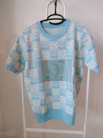 Modisches T-Shirt in hellblau mit Muster