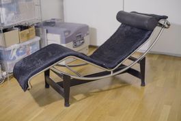 Cassina LC4 Liege – Le Corbusier – Schwarze Fellauflage