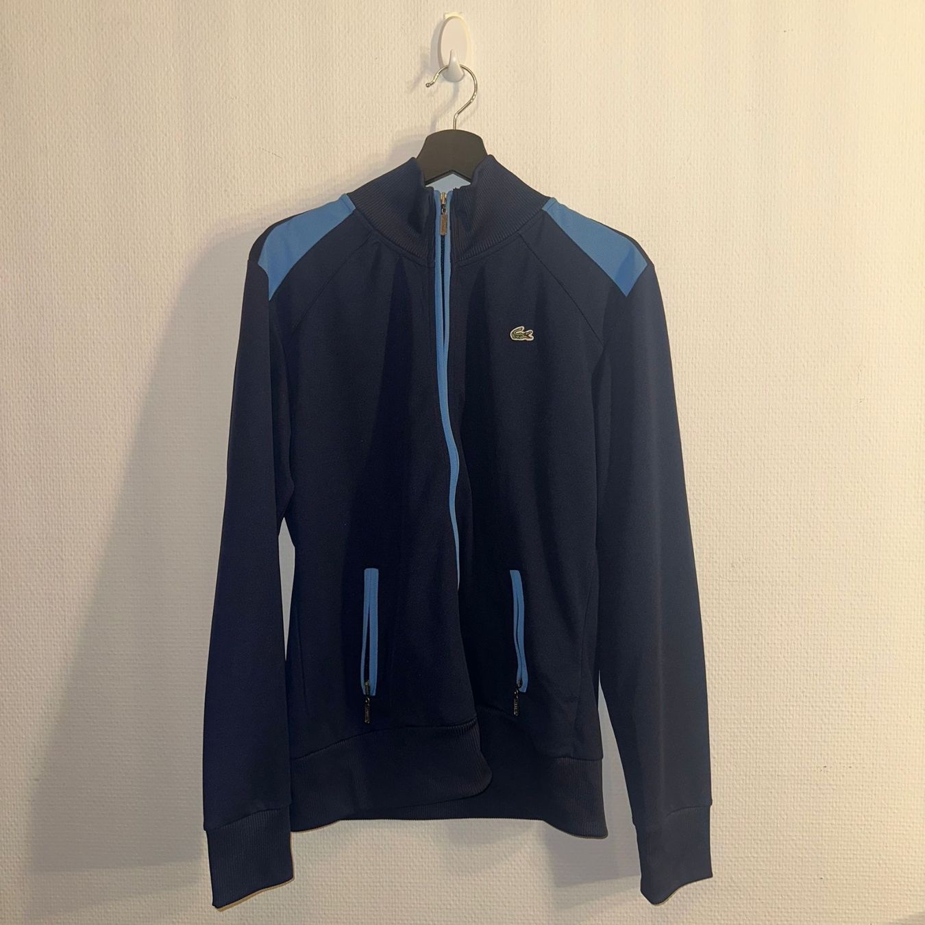 Lacoste Jacken: Lacoste Zip Jacket Blue – Neu (gemäss Beschreibung) aus Bern von gia_jqj7