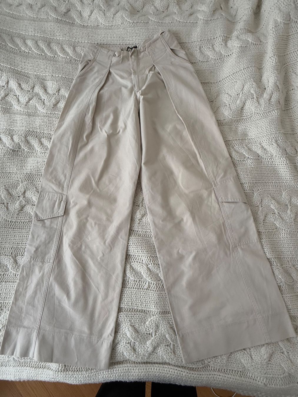 Zara Pantalons: Wide leg weisse Hose mit Cargodetails – D'occasion à Bern par sto_2djw