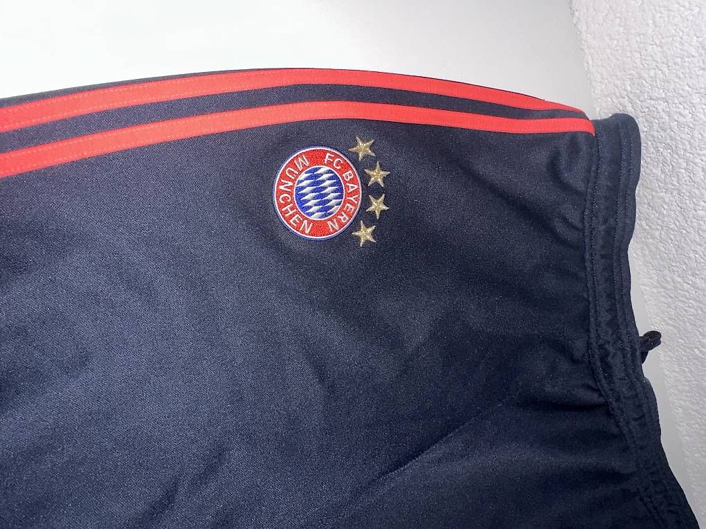 Pantaloni: Adidas bayern trackpants – Usato da Hitzkirch venduto da Oli.Fashion 2