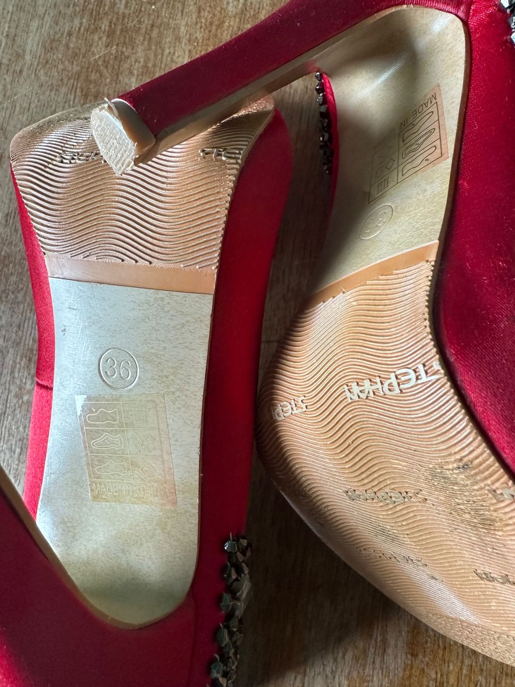 Damenschuhe: Rote Satin High Heels mit Strass Gr. 36👠 – Gebraucht aus bern von Bicicletas-80s-90s 6