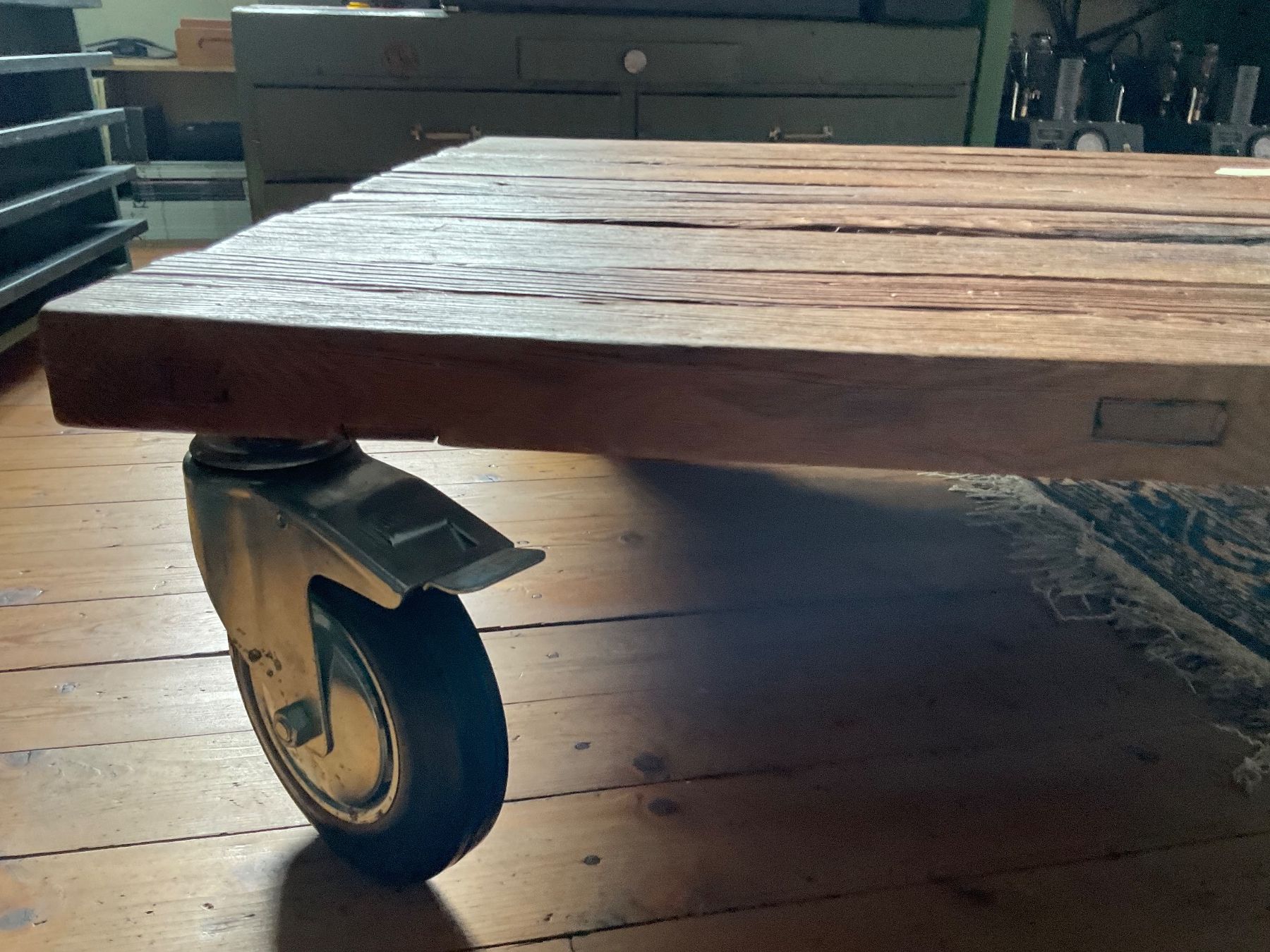 Tavoli: Table de salon basse en bois massif sur roues – Usato da Delémont venduto da vinylfreak01 6