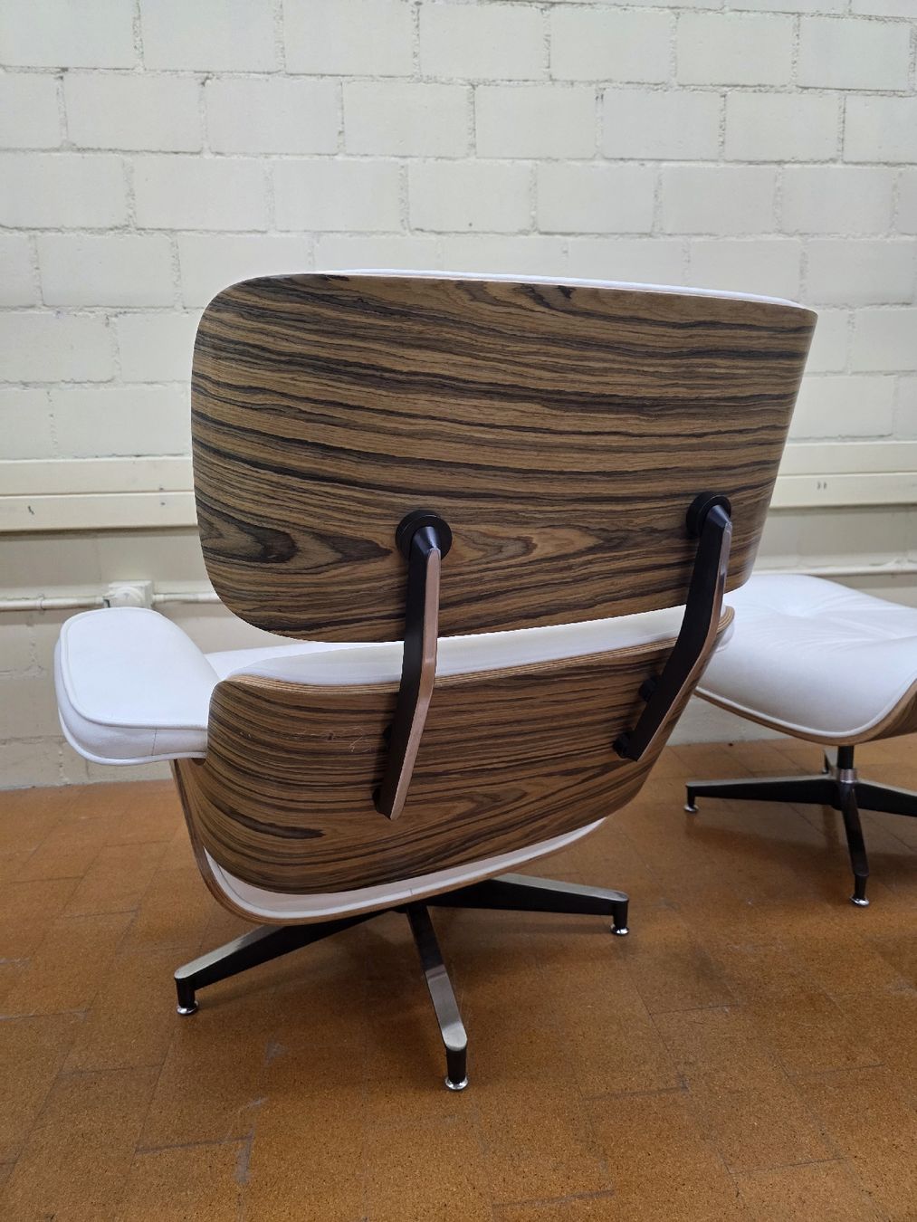 Poltrone: Designer Lounge Chair mit Ottoman Eames Leder weiss – Usato da Lichtensteig venduto da Usedinstorecom 5
