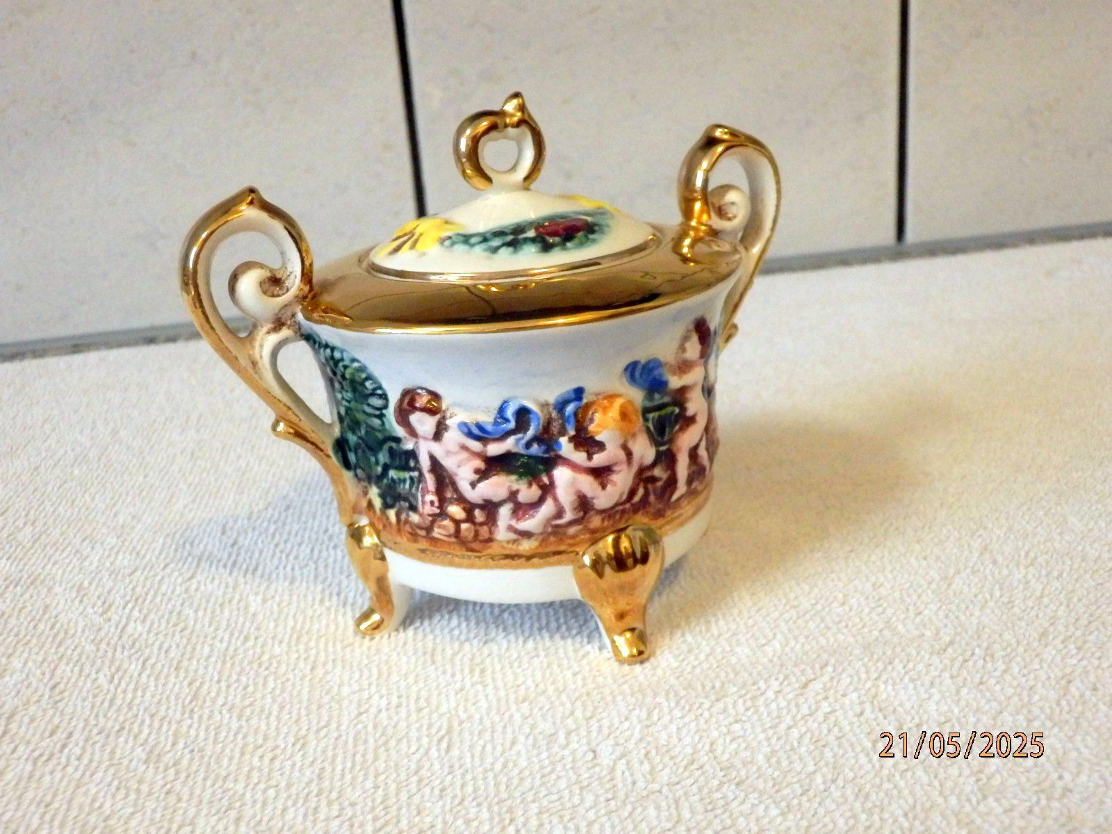 Porzellan, Deckeldose, bemalt und mit 24Kt Gold beschichtet Kaufen