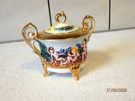 Porzellan, Deckeldose, bemalt und mit 24Kt Gold beschichtet