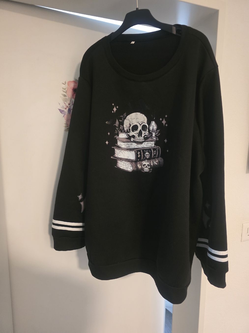 Maglioni & Felpe: Schwarzer Gothic-Pullover mit Totenkopf  und Bücher ca Gr.58 – Nuovo (secondo la descrizione) da Madiswil venduto da Sandraho